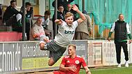 Zuletzt ließen die Lichtenfelser Fußballer den SV Haibach mit Jan Bartunek (oben) nicht abheben. Mit einer robusten Abwehr, wie sie Leon Holzheid, hier auf Kosten einer Gelben Karte, demonstriert, will der FCL am Samstag auch in Karlburg nicht leer ausgehen.