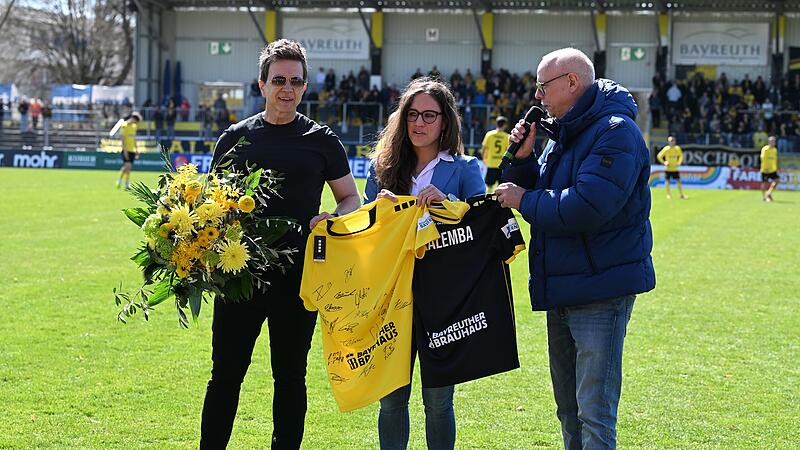 Sport Fu&szlig;ball Saison 2025 / 2026 Regionalliga Bayern 27. Spieltag  Montag 06.04.2026  Spielort Bayreuth Hans-Walter-Wild-Stadion Spielbeginn 14.00 h SpVgg  Bayreuth gegen FC Memmingen Halbzeitergebnis Verabschiedung Dr. Nicole Kalemba links christian H&ouml;