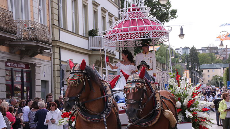 Kaiserin Sisi und Kaiser Franz Josef beim Umzug.