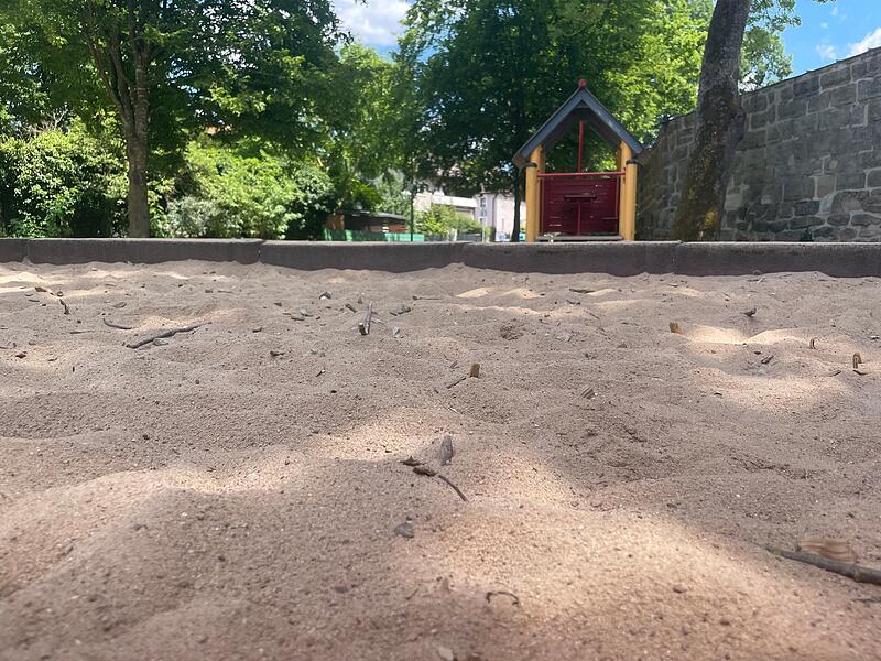 Vor allem der Sandkasten sei zu schmutzig. Ein Grund, warum Eltern den Spielplatz im Engelgarten meiden.