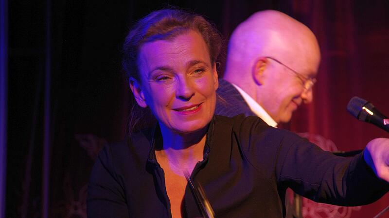 „Stille Nacht bis es kracht“ heißt das Kabarettprogramm von Tina Teubner und Ben Süverkrüp, das die beiden bereits seit zehn Jahren auf Bühnen in ganz Deutschland präsentieren. „Stille Nacht bis es kracht“ heißt das Kabarettprogramm von Tina Teubner und Ben Süverkrüp, das die beiden bereits seit zehn Jahren auf Bühnen in ganz Deutschland präsentieren.