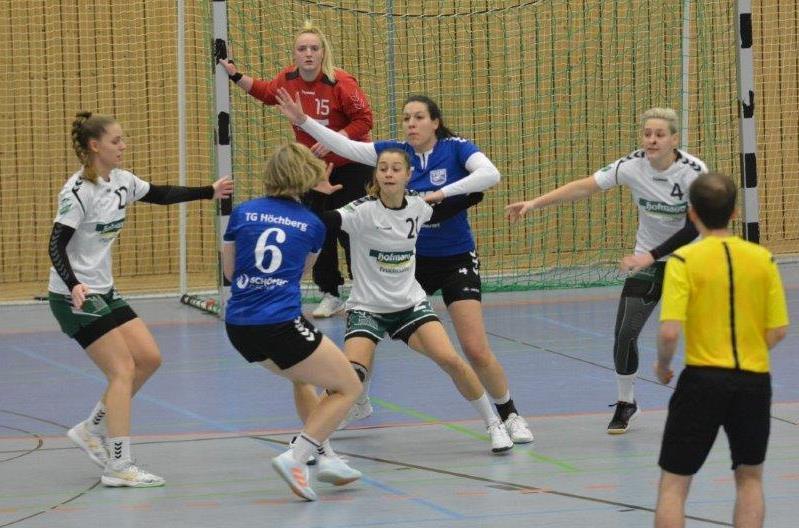 Melissa Sch&auml;fer (rechts) bei der Defensiv-Arbeit mit der SG Garitz/N&uuml;dlingen gegen die TG H&ouml;chberg.