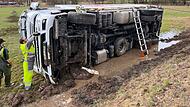 Lastwagen kommt von Fahrbahn ab: Fahrer leicht verletzt
