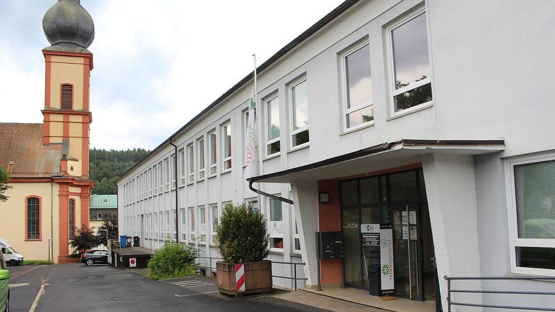 Das städtische Gebäude am Kirchplatz 1 ist sanierungsbedürftig. Es ist größtenteils vermietet. Das städtische Gebäude am Kirchplatz 1 ist sanierungsbedürftig. Es ist größtenteils vermietet.