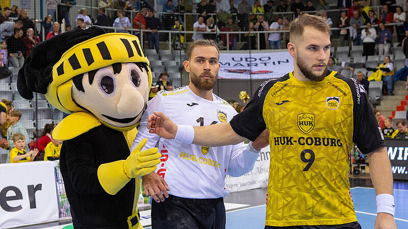 HSC-Maskottchen Vestus und Kreisl&auml;ufer Bartlomiej Bis (rechts) feiern mit Matchwinner Petros Boukovinas den Sieg.