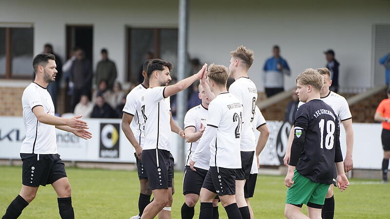 Die Spieler des SC Sylvia Ebersdorf bejubeln einen der f&uuml;nf Treffer gegen den FC Stockheim.