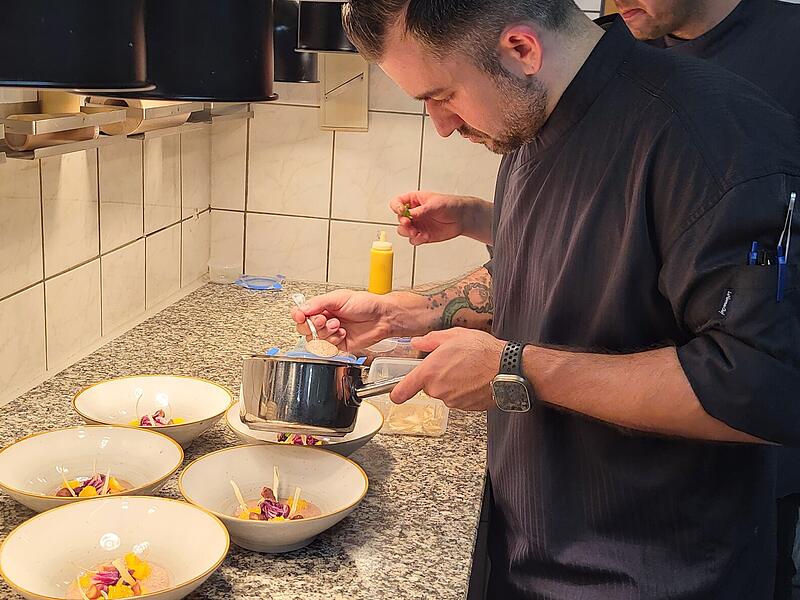 Dominik Käppeler richtet den vegetarischen Hauptgang an.