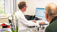 Kontrovers diskutiert wird der Vorstoß der  Arbeitgeber, eine Kontaktgebühr bei Arztbesuchen einzuführen.