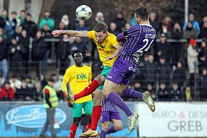 Das dritte Spiel in Folge ungeschlagen: Philipp H&ouml;rnes (M.) und die DJK Don Bosco Bamberg holten am Freitagabend ein 3:3-Remis bei der DJK Ammerthal.