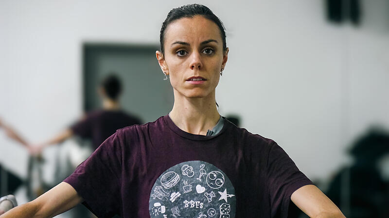 Mireia Pineda vom Ballettensemble des Coburger Landestheaters beim Ballett Training.