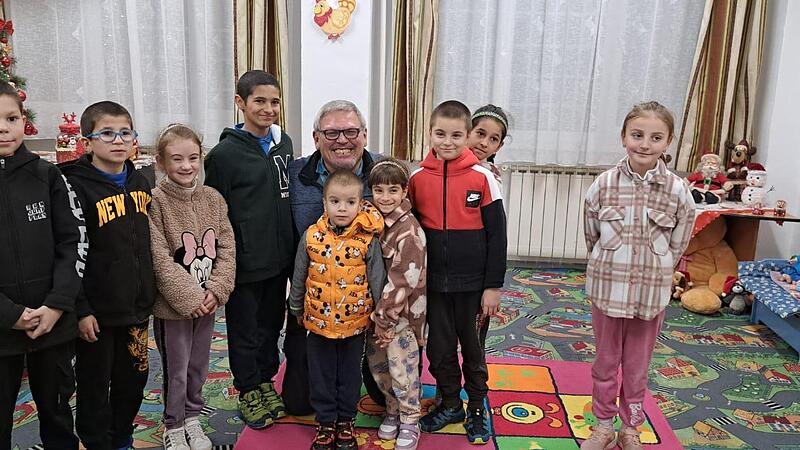 Blick in den Kindergarten im Waisenhaus St.Josef, Ordorheiu Sec. Hier bekamen 170 Kinder Weihnachtsp&auml;ckchen.