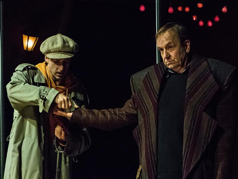 Zahltag beim Chef der Bettler: Simon Latzer als Filch (links) und Niklaus Scheibli als Jonathan Jeremiah Peachum.