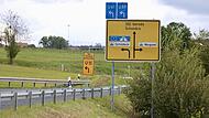Die Straße von Unterleichtersbach nach Schondra ist ein wichtiger Zubringer zur Rhönautobahn A7. Die Straße von Unterleichtersbach nach Schondra ist ein wichtiger Zubringer zur Rhönautobahn A7.