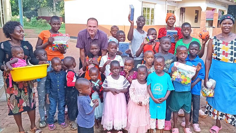 Samuel Müller beim Besuch von Salem Uganda. Er überreichte Spielsachen, die mit Spenden einer Klasse des Markgraf-Georg-Friedrich-Gymnasiums gekauft worden waren. Samuel Müller beim Besuch von Salem Uganda. Er überreichte Spielsachen, die mit Spenden einer Klasse des Markgraf-Georg-Friedrich-Gymnasiums gekauft worden waren.
