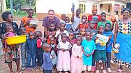 Samuel Müller beim Besuch von Salem Uganda. Er überreichte Spielsachen, die mit Spenden einer Klasse des Markgraf-Georg-Friedrich-Gymnasiums gekauft worden waren.