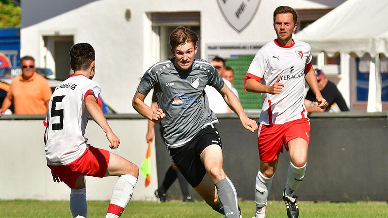 Lassen sich die Burgkunstadter um Julian Willnecker (am Ball) vom FC Stockheim stoppen? Am vergangenen Wochenende versuchte es der FC Kronach mit Marcel Schiller (links) vergeblich. Burgkunstadt siegte 3:0.