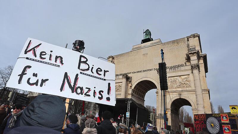Demo gegen rechts am Sonntag in München: Ein Plakat vor dem Siegestor fordert: „Kein Bier für Nazis“.