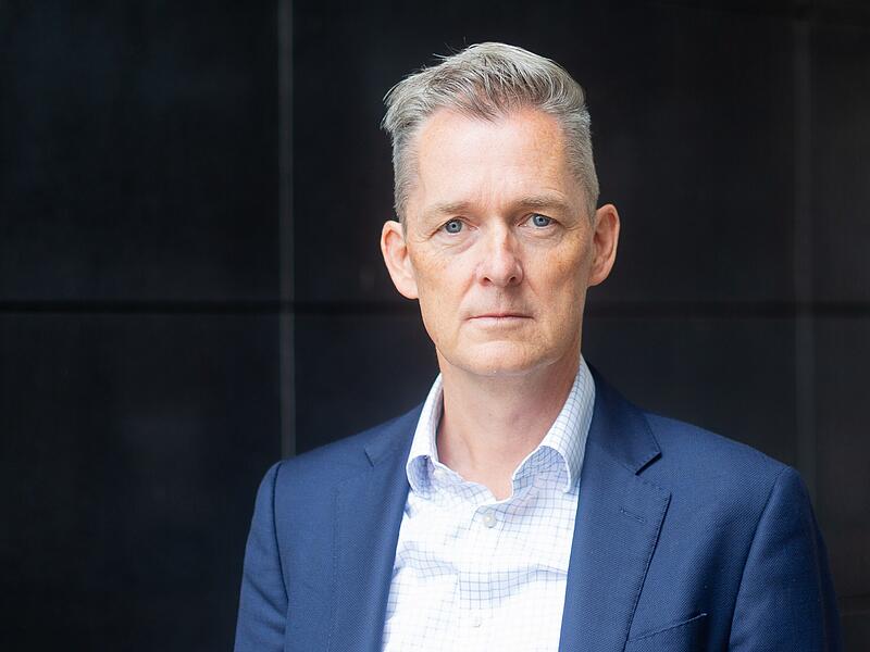 Professor Tim Weitzel Uni Bamberg Trotz schwacher Konjunktur sieht Tim Weitzel Bewerber weiter im Vorteil. Der Bamberger Professor für Wirtschaftsinformatik erklärt, warum Fachkräftemangel und Arbeitslosigkeit zugleich bestehen. Und wie Beschäftigte aus dieser Erkenntnis profitieren können.