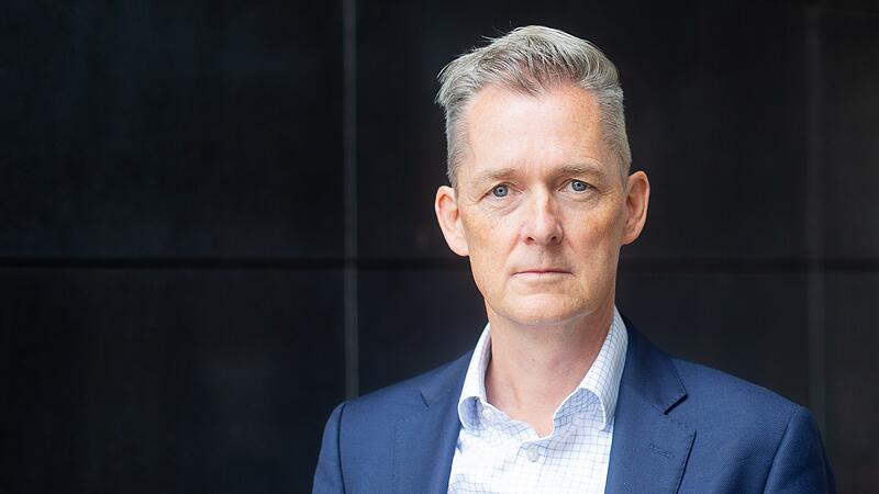 Professor Tim Weitzel Uni Bamberg Trotz schwacher Konjunktur sieht Tim Weitzel Bewerber weiter im Vorteil. Der Bamberger Professor für Wirtschaftsinformatik erklärt, warum Fachkräftemangel und Arbeitslosigkeit zugleich bestehen. Und wie Beschäftigte aus dieser Erkenntnis profitieren können.