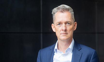 Trotz schwacher Konjunktur sieht Tim Weitzel Bewerber weiter im Vorteil. Der Bamberger Professor f&uuml;r Wirtschaftsinformatik erkl&auml;rt, warum Fachkr&auml;ftemangel und Arbeitslosigkeit zugleich bestehen. Und wie Besch&auml;ftigte aus dieser Erkenntnis profitieren k&ouml;nnen.