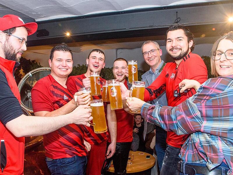Sie sto&szlig;en nach der Brauertaufe gemeinsam an (von links): Braumeister Michael Wenk, Florian Gewalt, Tom Kr&auml;mer, Hannes Geiger, Christoph Gewalt, Ben Schagerl und Veronika Gewalt.