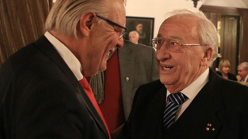 Manfred Jenke ist gestorben. Hier ist er auf einem Foto aus dem Dezember 2019 zu sehen. Damals wurde dem Coburger Altoberb&uuml;rgermeister Norbert Kastner (links) die Ehrenb&uuml;rgerw&uuml;rde verliehen.