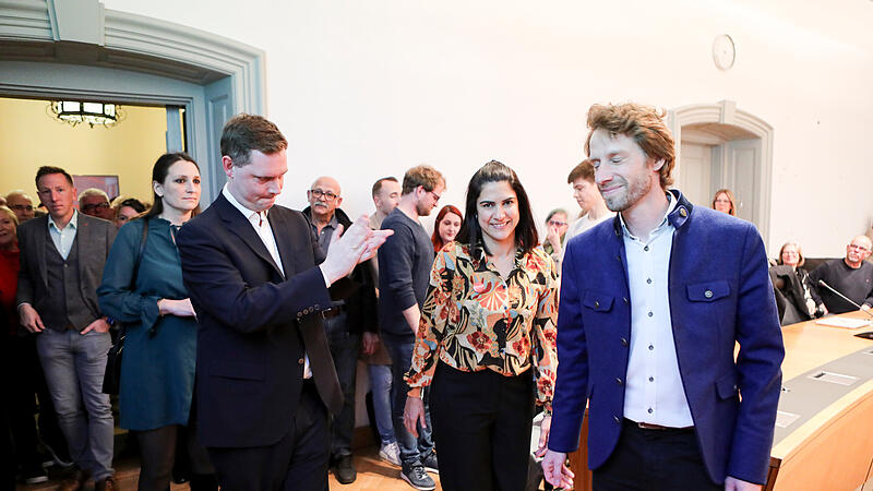 Jonas Gl&uuml;senkamp gratuliert Sebastian Niedermaier