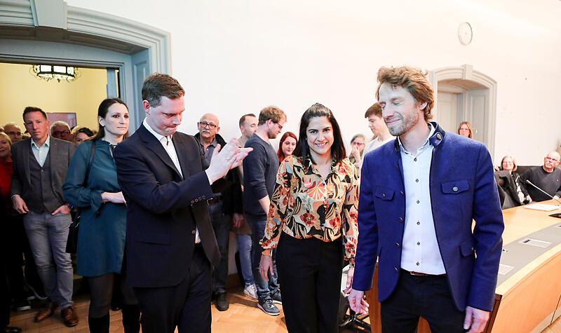 Jonas Gl&uuml;senkamp gratuliert Sebastian Niedermaier