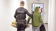Ein Polizeibeamter bringt einen Mann zu einem Abschiebeflug nach Pakistan. Die Europäische Kommission hat einen Plan für die schnellere Abschiebung abgelehnter Asylbewerber vorgelegt. Ein Polizeibeamter bringt einen Mann zu einem Abschiebeflug nach Pakistan. Die Europäische Kommission hat einen Plan für die schnellere Abschiebung abgelehnter Asylbewerber vorgelegt.