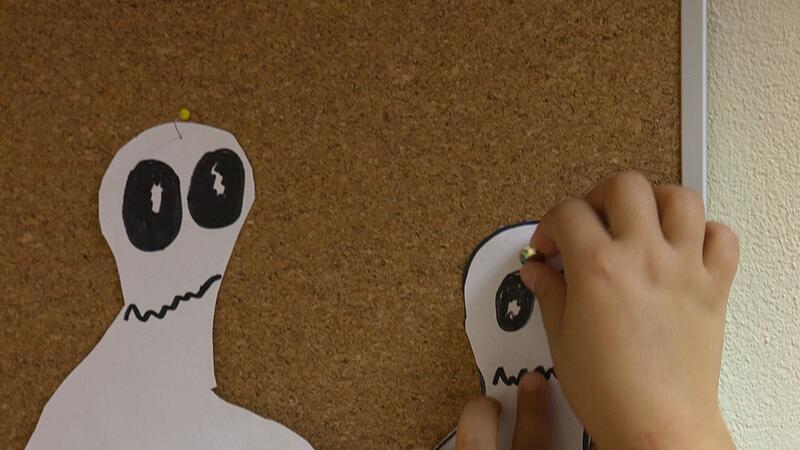 Ein verkleidetes Kind dekoriert für eine Halloween-Party