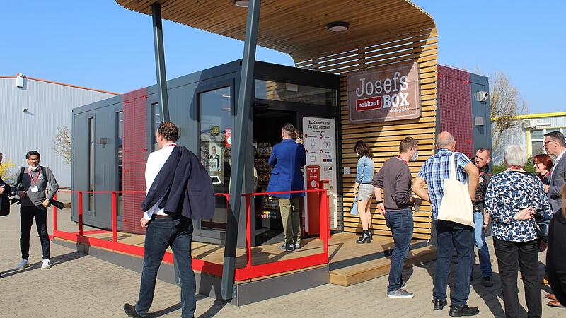 Premiere für Deutschland: In Pettstadt eröffnete am Wochenende die Rewe-Group die erste „nahkauf Box“, einen „Walk-in-Store“. Hier können Kunden auf 39 Quadratmetern unter 700 Artikeln des täglichen Bedarfs wählen und bargeldlos bezahlen. Und das ganzjährig rund um die Uhr. Premiere für Deutschland: In Pettstadt eröffnete am Wochenende die Rewe-Group die erste „nahkauf Box“, einen „Walk-in-Store“. Hier können Kunden auf 39 Quadratmetern unter 700 Artikeln des täglichen Bedarfs wählen und bargeldlos bezahlen. Und das ganzjährig rund um die Uhr.