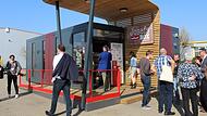 Premiere für Deutschland: In Pettstadt eröffnete am Wochenende die Rewe-Group die erste „nahkauf Box“, einen „Walk-in-Store“. Hier können Kunden auf 39 Quadratmetern unter 700 Artikeln des täglichen Bedarfs wählen und bargeldlos bezahlen. Und das ganzjährig rund um die Uhr. Premiere für Deutschland: In Pettstadt eröffnete am Wochenende die Rewe-Group die erste „nahkauf Box“, einen „Walk-in-Store“. Hier können Kunden auf 39 Quadratmetern unter 700 Artikeln des täglichen Bedarfs wählen und bargeldlos bezahlen. Und das ganzjährig rund um die Uhr.