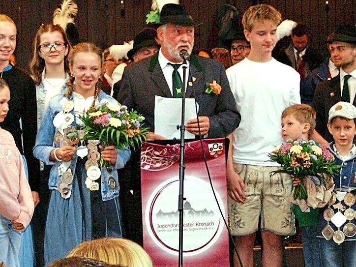 Proklamation mit Schwanenkönigin Johanna und ihren Rittern links im Bild, Vogelkönig Elias Jungkunz und seine Ritter rechts.Herbert Knoth Proklamation mit Schwanenkönigin Johanna und ihren Rittern links im Bild, Vogelkönig Elias Jungkunz und seine Ritter rechts.Herbert Knoth