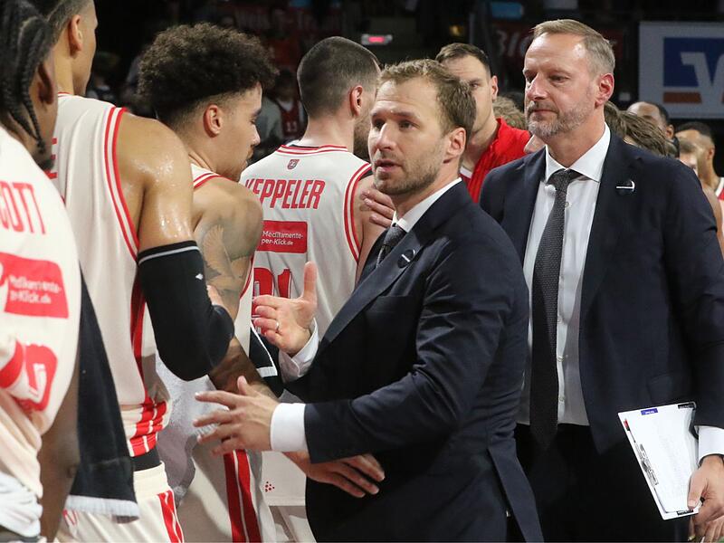 Die Ex-Bamberger Anton Gavel und Arne Woltmann (hinten) am Sonntagabend nach der Partie beim Abklatschen mit den Baskets-Profis. Die Ex-Bamberger Anton Gavel und Arne Woltmann (hinten) am Sonntagabend nach der Partie beim Abklatschen mit den Baskets-Profis.