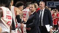 Die Ex-Bamberger Anton Gavel und Arne Woltmann (hinten) am Sonntagabend nach der Partie beim Abklatschen mit den Baskets-Profis.
