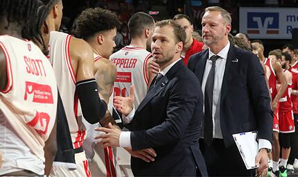 Die Ex-Bamberger Anton Gavel und Arne Woltmann (hinten) am Sonntagabend nach der Partie beim Abklatschen mit den Baskets-Profis.