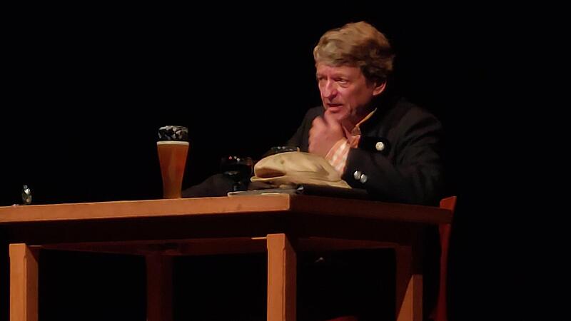 Erwin Pelzig vollzieht sehr gerne einen Perspektivwechsel. Sein Publikum liebt ihn daf&uuml;r.