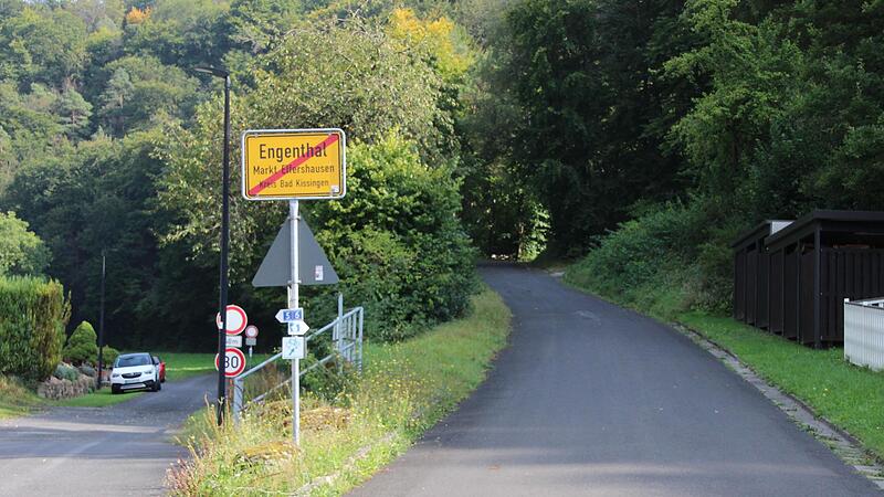 Das Problem am Ortsausgang in Engenthal ist gelöst. Die Straße zur Maschinenhalle (rechts) hat – ortseinwärts fahrend – Vorfahrt vor dem Flurweg (links).