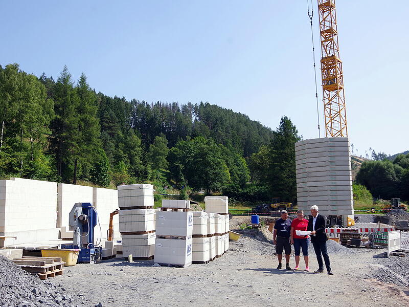 Bürgermeister Timo Ehrhardt, die Vorsitzenden der DLRG Ludwigsstadt, Pamela Schinner, sowie Bademeister Nicol Schinner machten sich ein Bild von der Baustelle vor Ort.