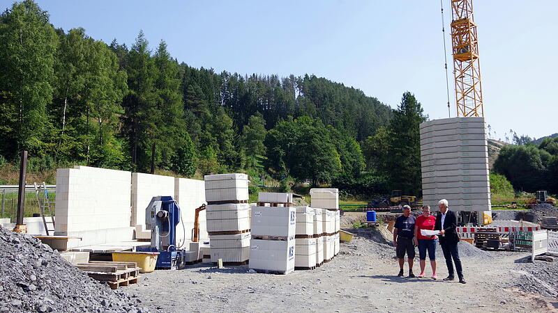 B&uuml;rgermeister Timo Ehrhardt, die Vorsitzenden der DLRG Ludwigsstadt, Pamela Schinner, sowie Bademeister Nicol Schinner machten sich ein Bild von der Baustelle vor Ort.