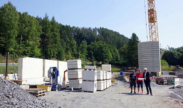Bürgermeister Timo Ehrhardt, die Vorsitzenden der DLRG Ludwigsstadt, Pamela Schinner, sowie Bademeister Nicol Schinner machten sich ein Bild von der Baustelle vor Ort.