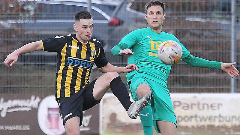 Dominic Fischer (r.) sah in der 70. Minute zwar Rot, danach traf die DJK Don Bosco Bamberg aber durch Dominik Sperlein noch zum 4:3-Sieg gegen Bayern Hof. Zuvor hatten die Wildensorger leichtfertig einen 3:0-Vorsprung hergeschenkt. Dominic Fischer (r.) sah in der 70. Minute zwar Rot, danach traf die DJK Don Bosco Bamberg aber durch Dominik Sperlein noch zum 4:3-Sieg gegen Bayern Hof. Zuvor hatten die Wildensorger leichtfertig einen 3:0-Vorsprung hergeschenkt.