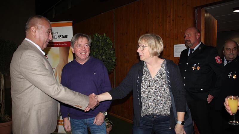Bürgermeister Robert Hümmer musste beim Neujahresempfang Hände am laufenden Band schütteln. Das Foto zeigt ihn zusammen mit (v. l.) Alwin Kauppert und Beate Schreck vom Gartenbauverein Burkheim sowie von der Freiwilligen Feuerwehr Maineck den Vors...
