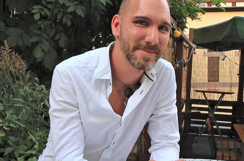 Claus Scheeres in seiner Lieblingskneipe &bdquo;Zoom Eulenspiegel&ldquo;.