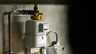 Gasz&auml;hler einer Heizung h&auml;ngt im Keller eines Hauses