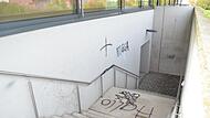 Nicht gerade kunstvoll: Die Schmierereien an der Schulturnhalle in der Ludwig-Jahn-Straße.
