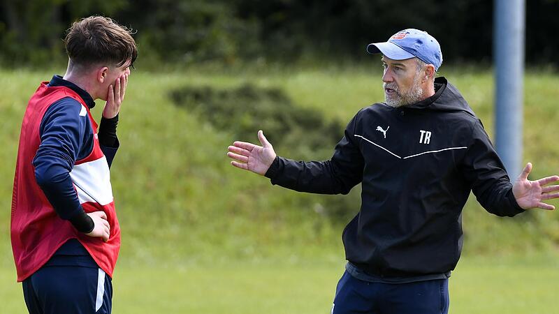 Trainer Oliver Kröner im Gespräch mit Paul Först.