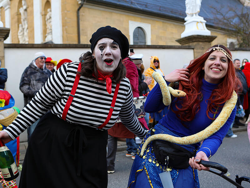Sonnenschein und gute Laune: Der Faschingsumzug in Memmelsdorf begeistert die Massen.