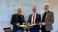 Bei der Unterzeichnung der F&ouml;rdervereinbarung &ndash; von links: Bernd Vorjans, kaufm&auml;nnischer Direktor des Landestheaters, Martin Faber, Vorstandsvorsitzender der Sparkasse Coburg &ndash; Lichtenfels, sowie Intendant Neil Barry Moss.