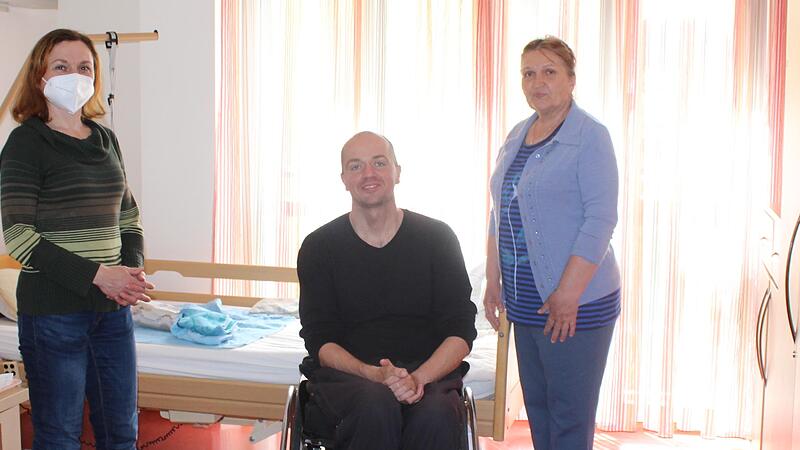 Caritas-Sprachmittlerin Antonina Bedenk unterst&uuml;tzt Rollstuhlfahrer Yevhen Shmakov und seine Mutter Maryna Pohorelova, die vor dem Krieg in der Ukraine gefl&uuml;chtet sind.